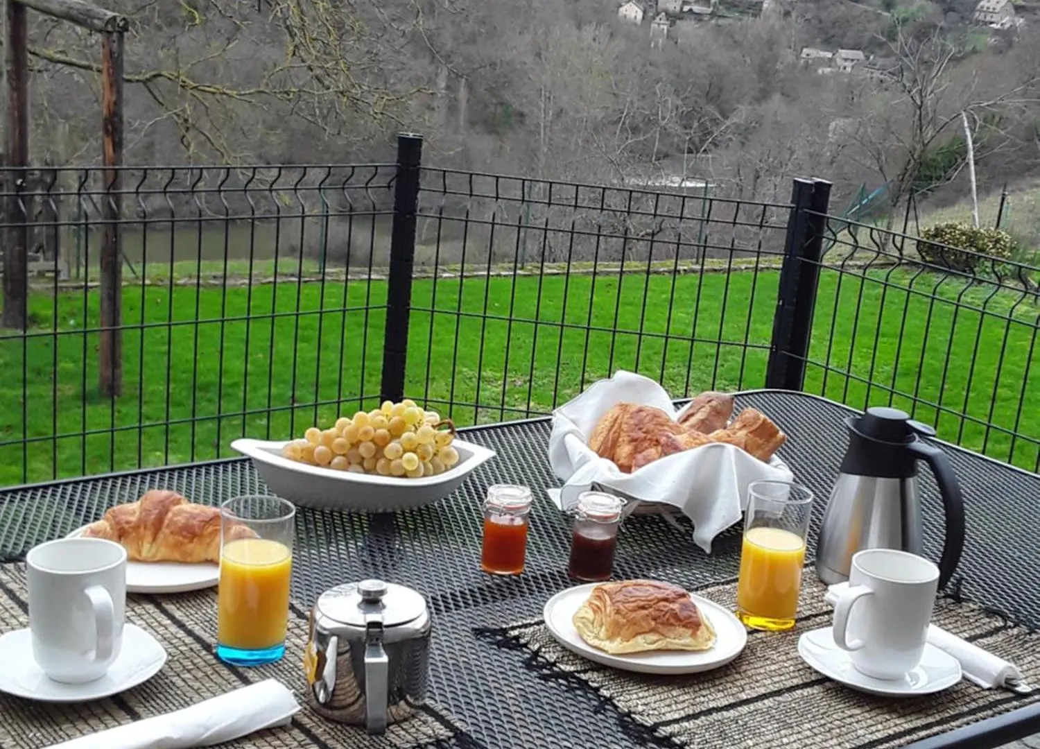 Chambre D'Hotes Cadravals Belcastel Aveyron ベルカステル